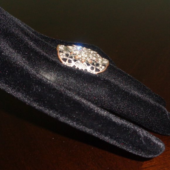 Flowery ring with faux crystals- costume jewelry - Picture 10 of 11